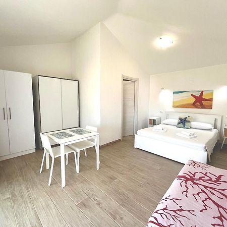 Case Vacanze "Bianco Mare" Porto Pino Exteriör bild