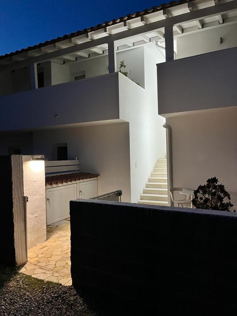 Case Vacanze "Bianco Mare" Porto Pino Exteriör bild